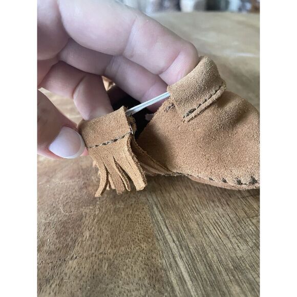 Minnetonka Baby Moccasins Size 0 Brown Suede Fringe Soft Sole Crib Shoes - Picture 3 of 6